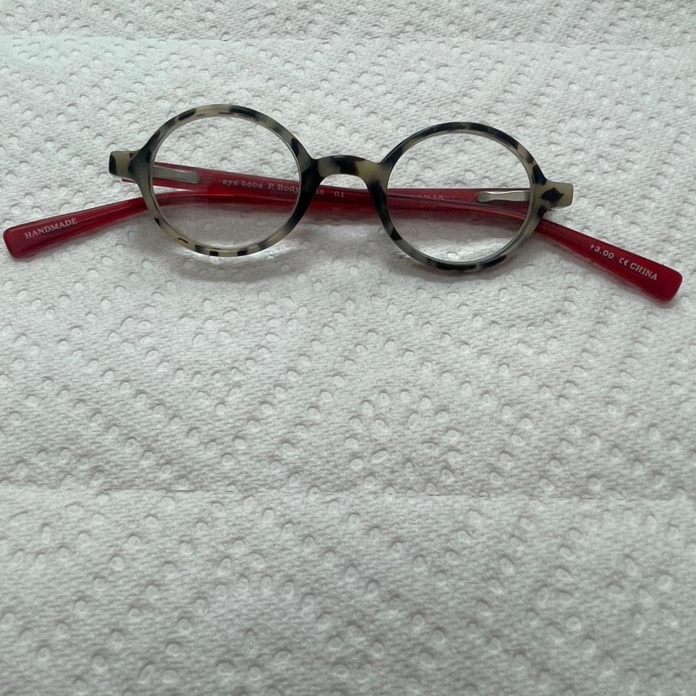 Red and Brown Round Glasses with Vintage Style